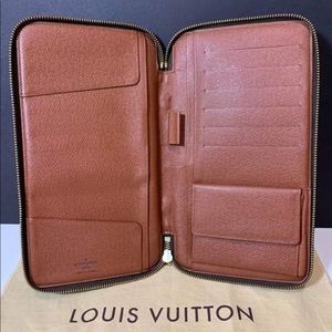 💯 Authentic Louis Vuitton Escovedo Wallet Clutch